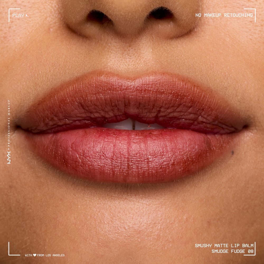Aplicación suave de NYX Smushy Matte Lip Balm para un acabado natural.