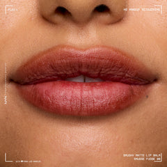 Aplicación suave de NYX Smushy Matte Lip Balm para un acabado natural.