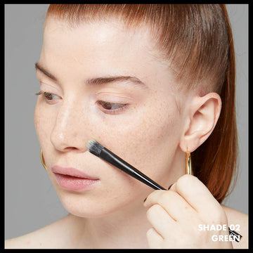 Primer verde de NYX que acompaña una rutina de maquillaje de larga duración