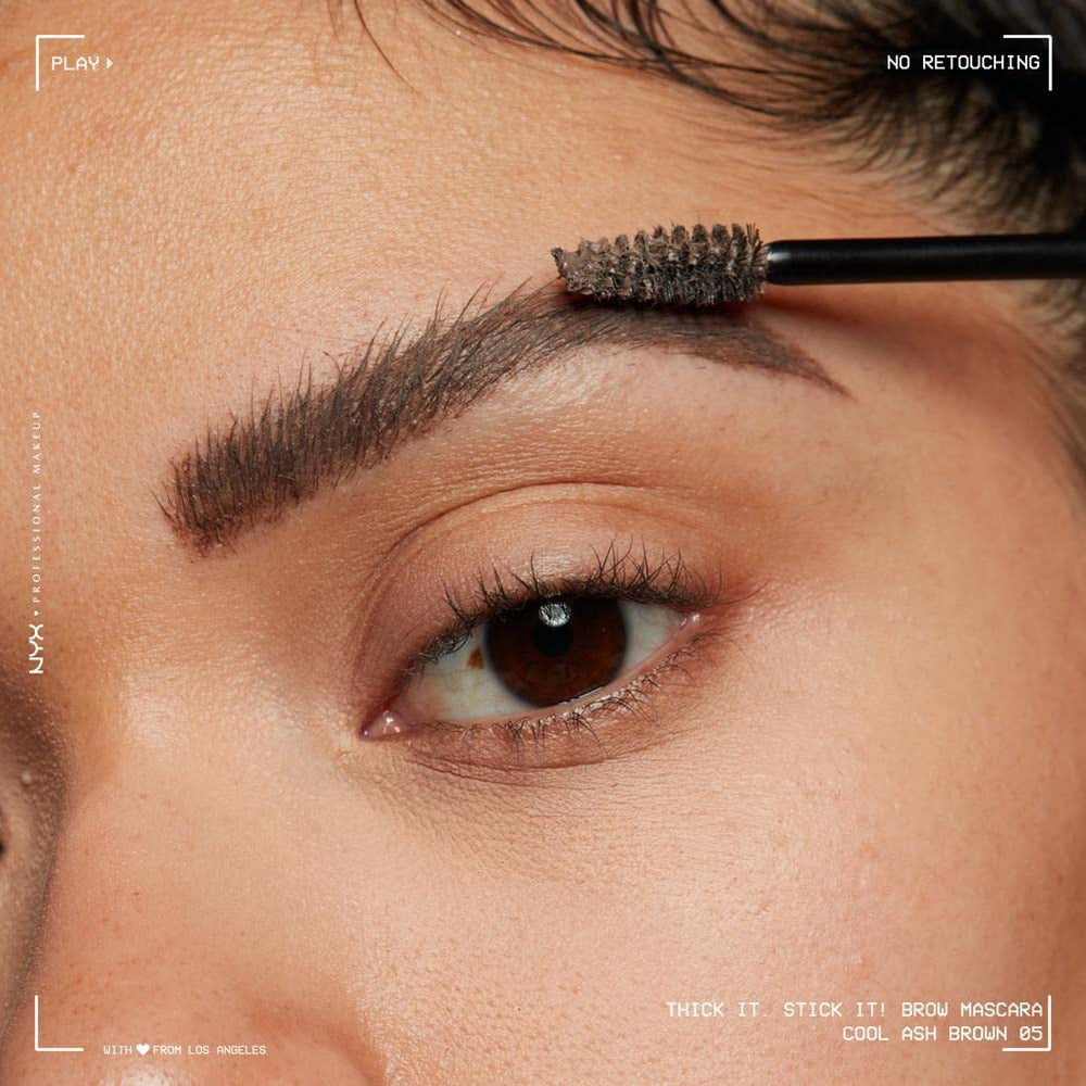 Fijación y definición con Thick It Stick It para un look de cejas pulido.
