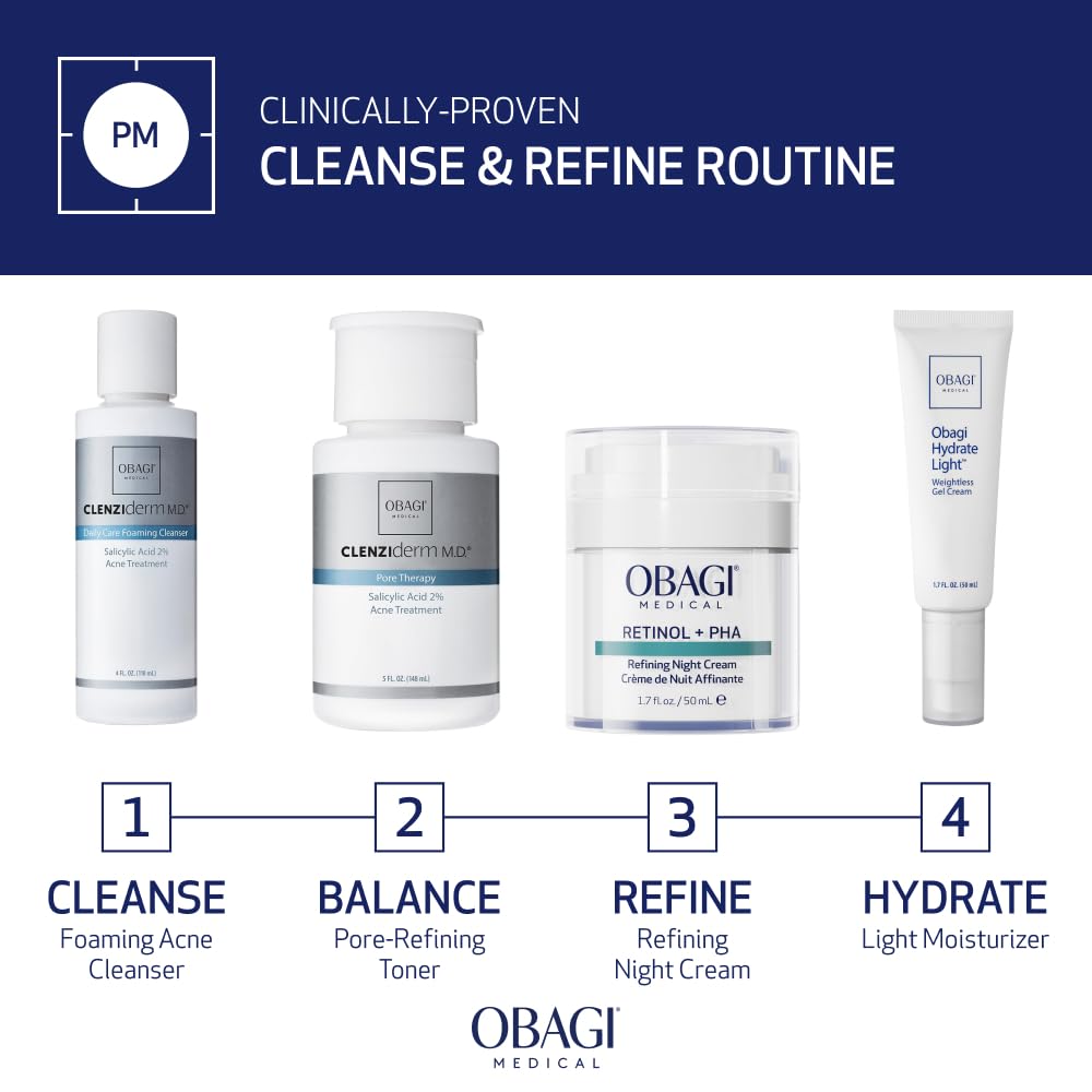 Main appliquant la mousse Obagi Clenziderm MD sur la peau