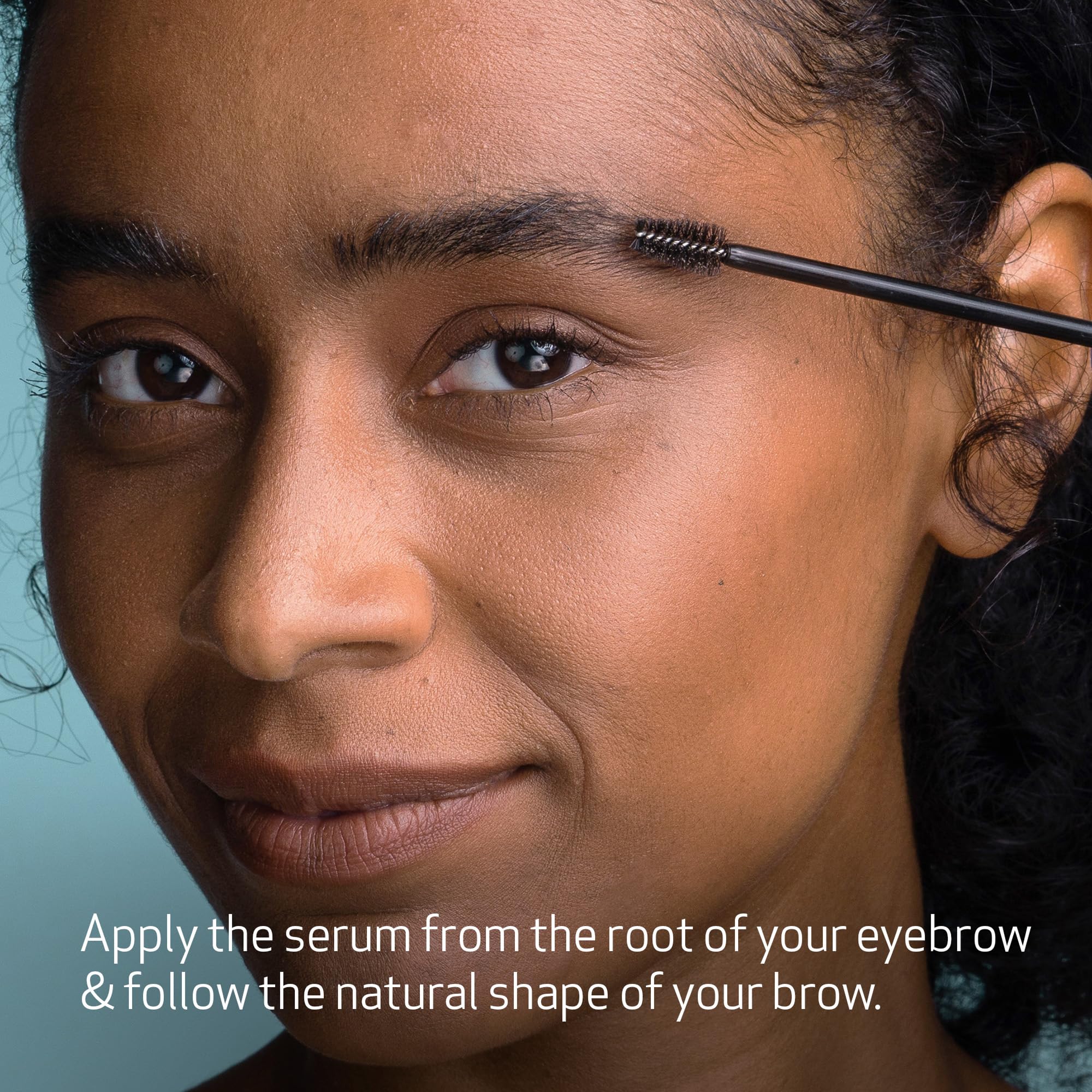 Fórmula de Obagi Nu-Cil Serum con biotina y hialuronato para nutrir cejas.