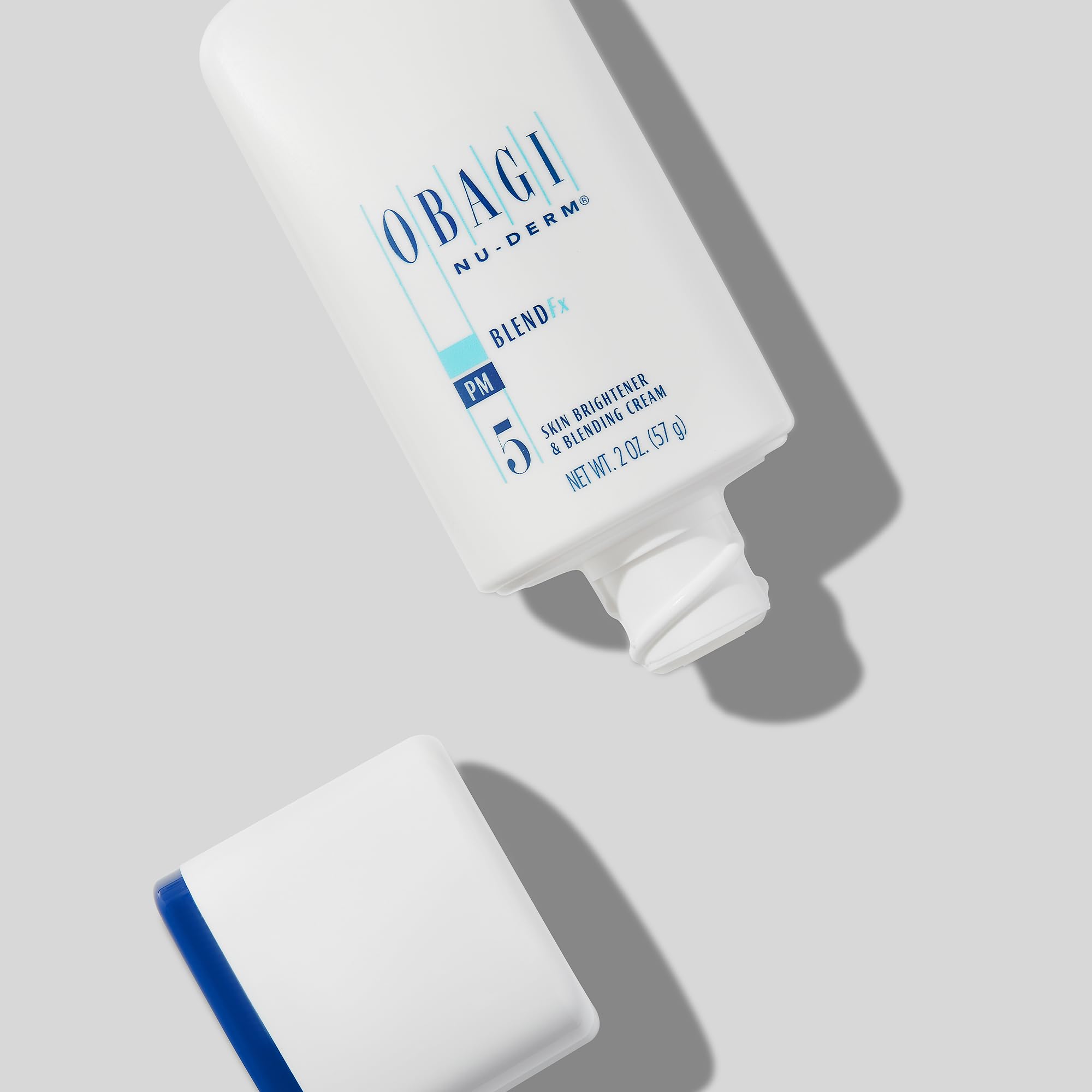 Aplicación nocturna de Obagi Nu-Derm Blend Fx en rostro y cuello.