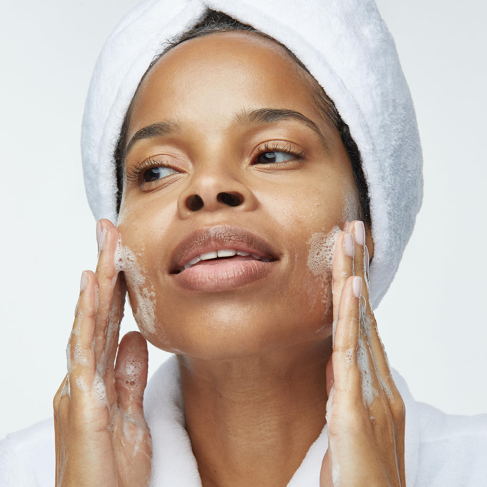 Presentación de Obagi Nu-Derm Gel Espumoso en envase compacto
