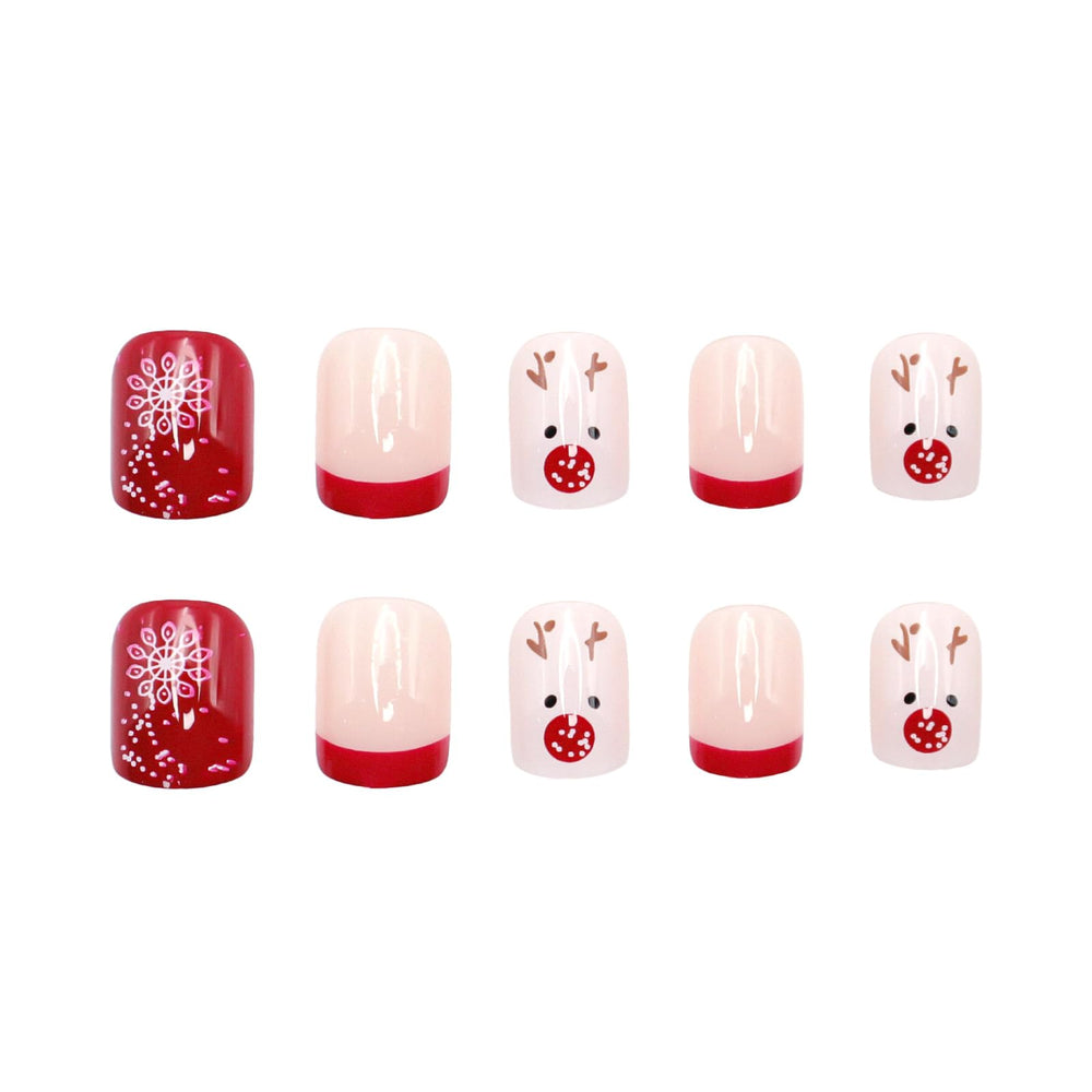 Uñas acrílicas cuadradas con diseño navideño y copos de nieve.