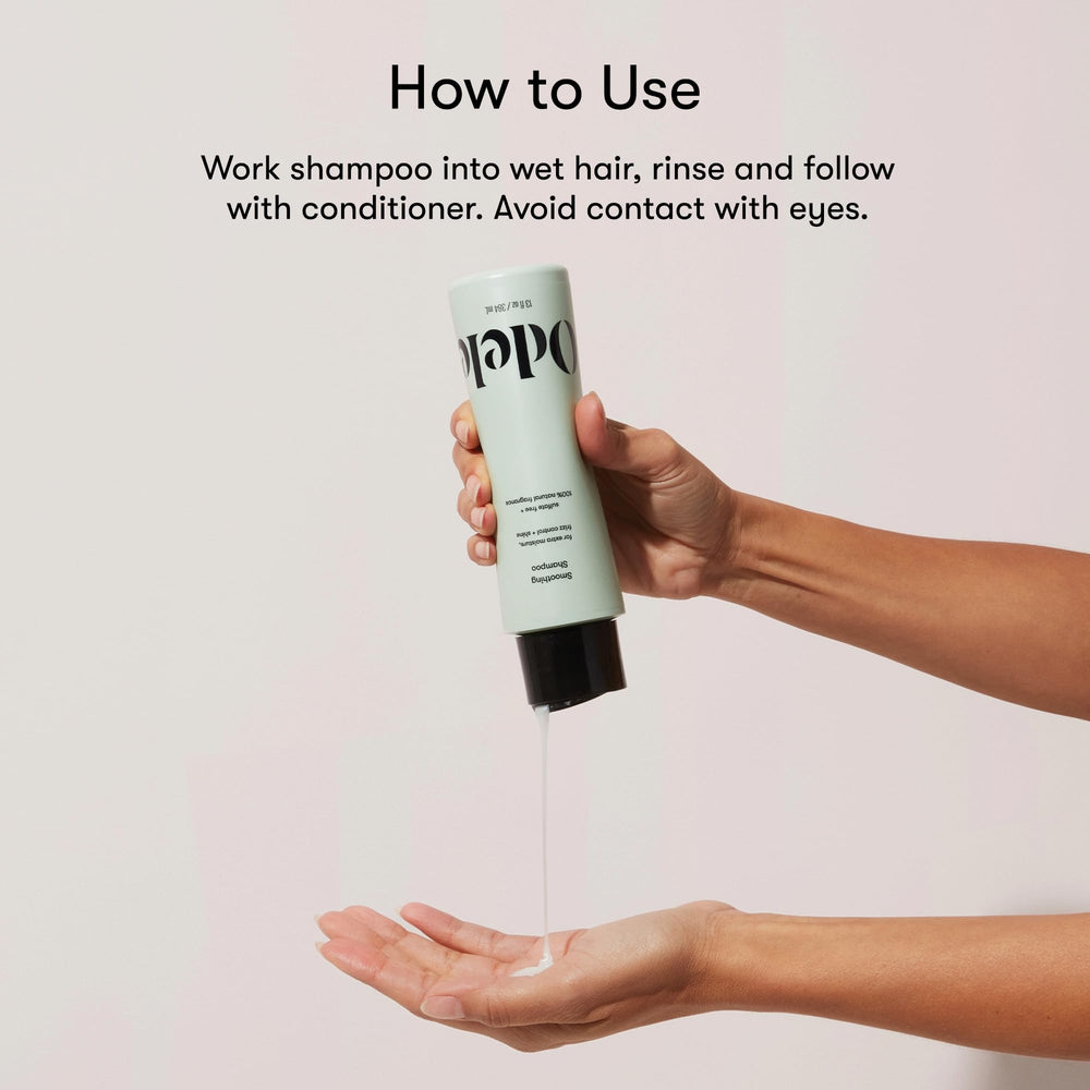 Aplicación del acondicionador en cabello para desenredar y suavizar.