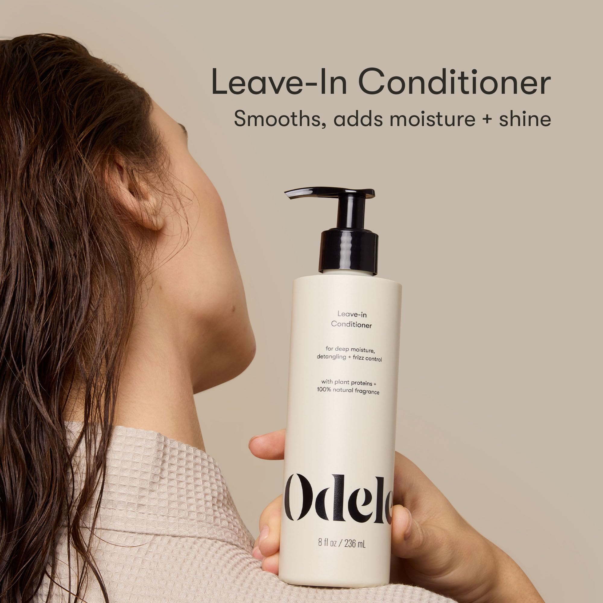 Textura cremosa del acondicionador sin enjuague de Odele para hidratación suave.