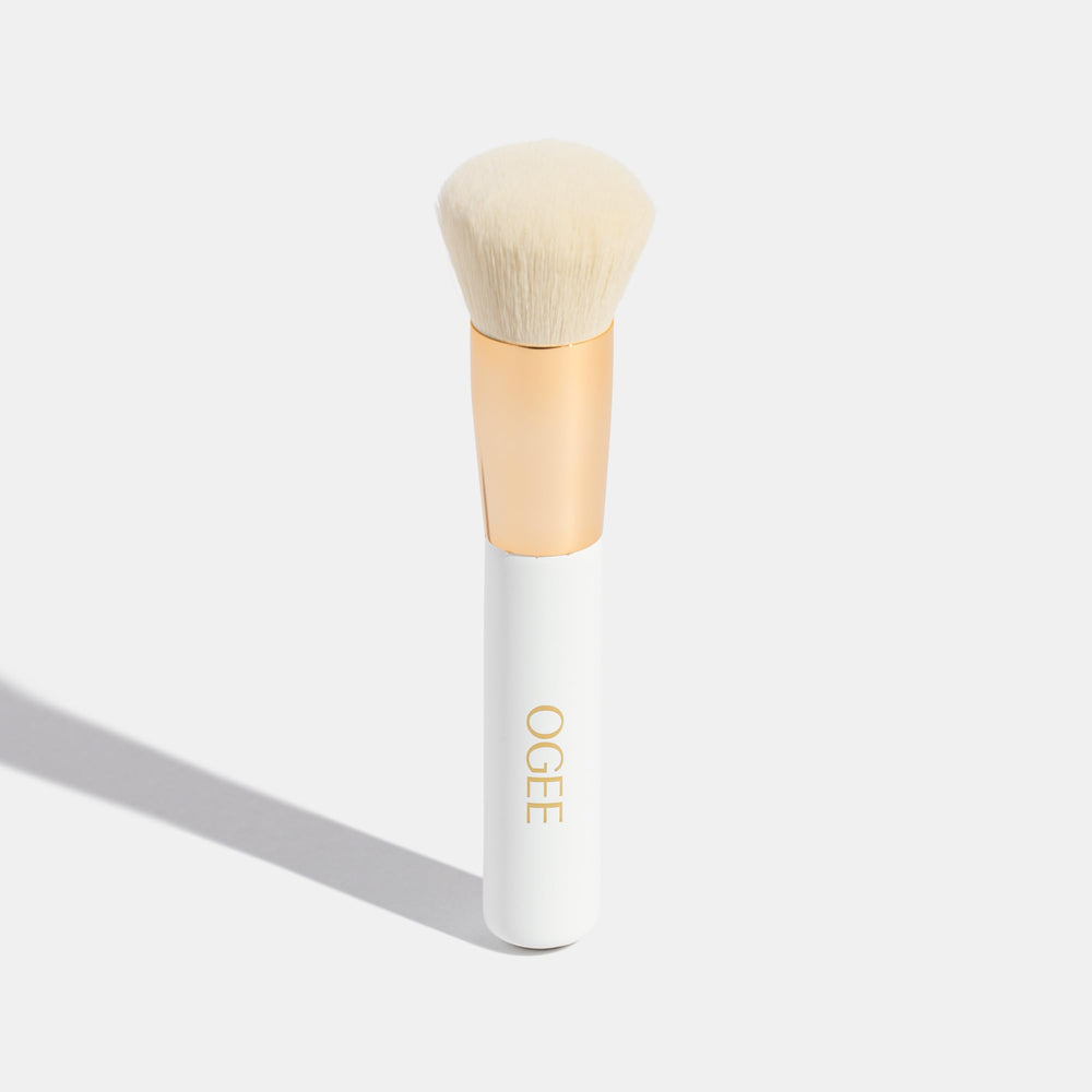 Ogee bronceador cremoso facilita aplicación rápida con acabado luminoso.