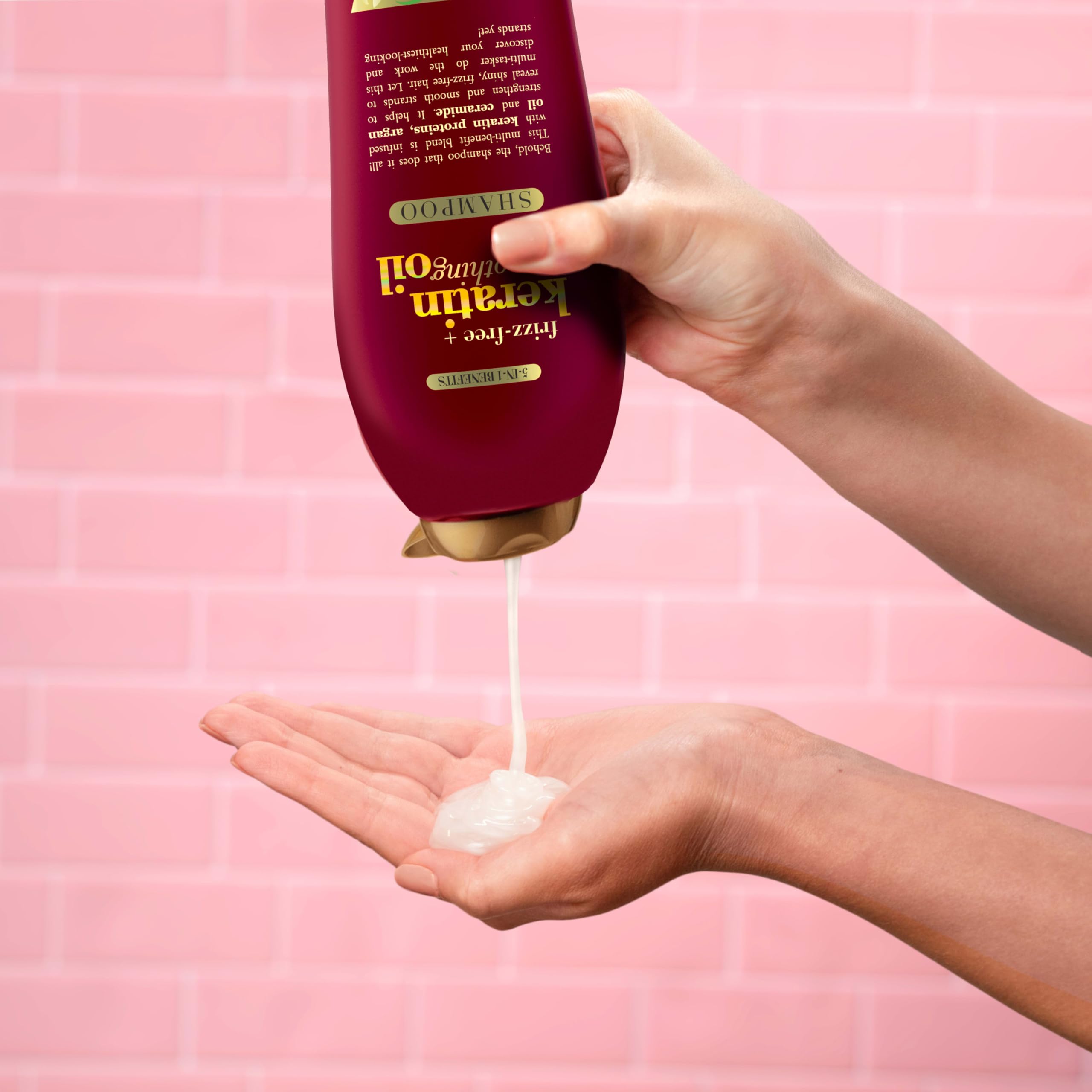 OGX Champú Antifrizz con Keratina, cabello mojado, aplica y enjuaga para brillo natural.