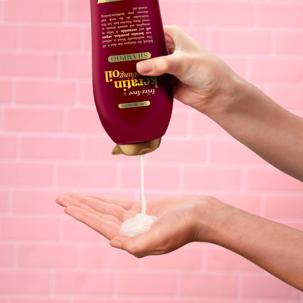 OGX Champú Antifrizz con Keratina, cabello mojado, aplica y enjuaga para brillo natural.
