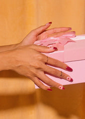 ohora gel semicurado con purpurina roja para uñas de aspecto elegante.