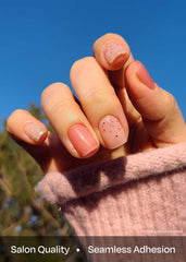 ohora tiras de uñas N Rose Diamond, primer plano de una uña alineada.