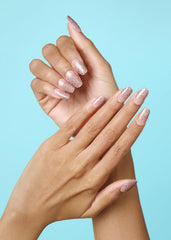 Ohora: uñas nude con glitter para looks diarios y elegantes