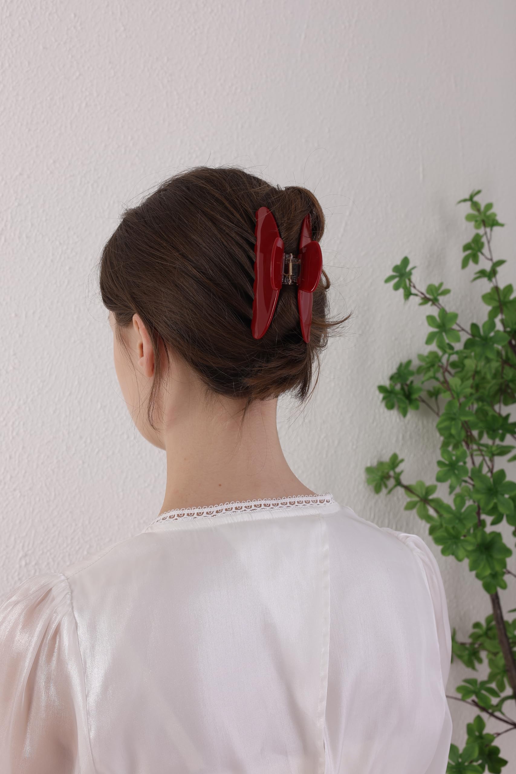 OideGuiing clip rojo cereza de acetato, diseño ergonómico para estilo diario.