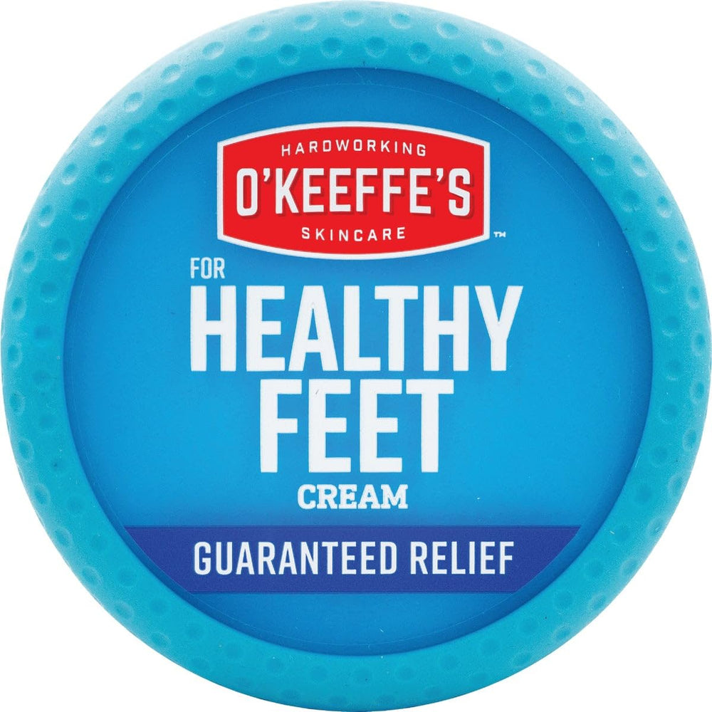 Crema de pies de O'Keeffe's, envase en estante, ideal para rutina diaria de cuidado.