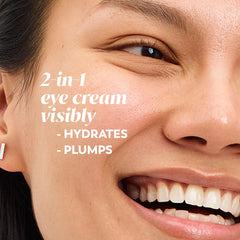 Aplicacion suave de Olay Firming Eye Cream sin fragancia alrededor de los ojos