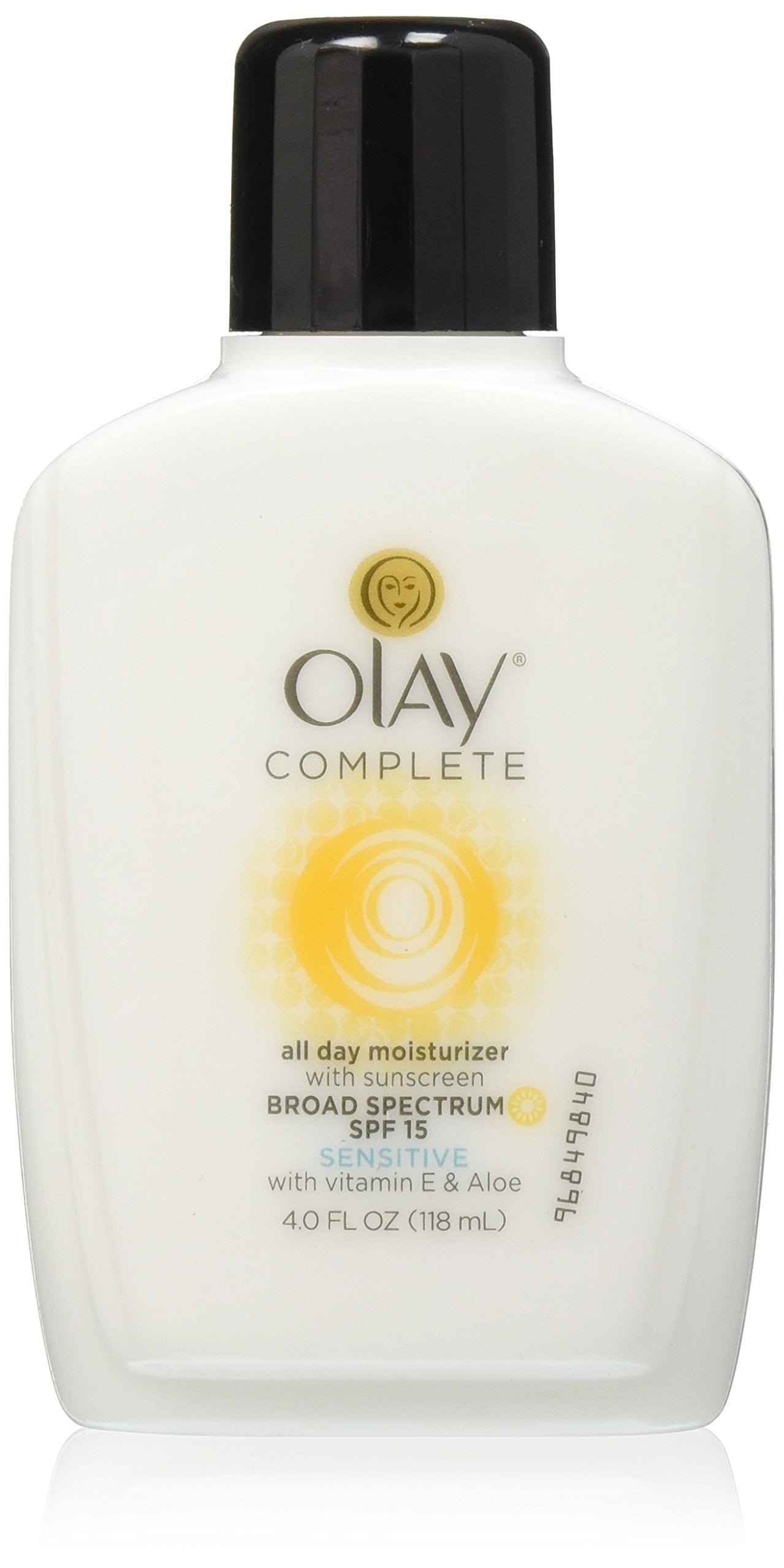 OLAY hidratante diario SPF 15 para piel sensible en botella y protección diaria.