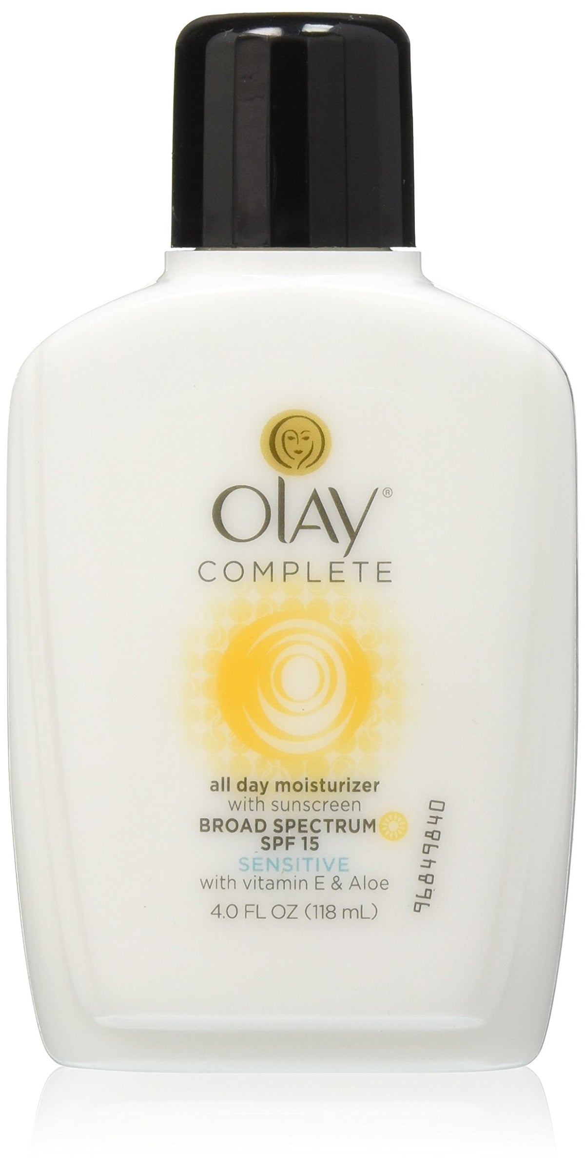 OLAY hidratante diario SPF 15 para piel sensible en botella y protección diaria.