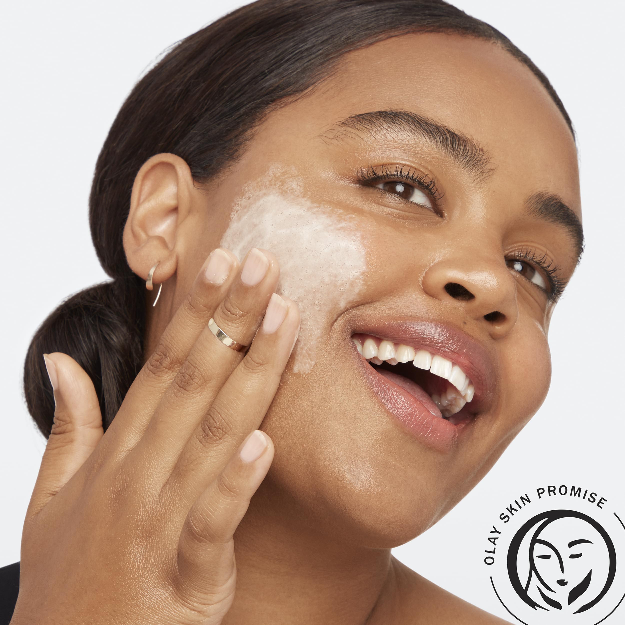 Textura sedosa de Olay Total Effects Citrus Cleanser para exfoliar suavemente.