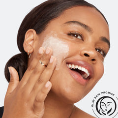 Textura sedosa de Olay Total Effects Citrus Cleanser para exfoliar suavemente.