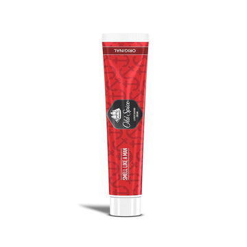 Aplicación de crema de afeitar Old Spice sobre la piel para una espuma rica.