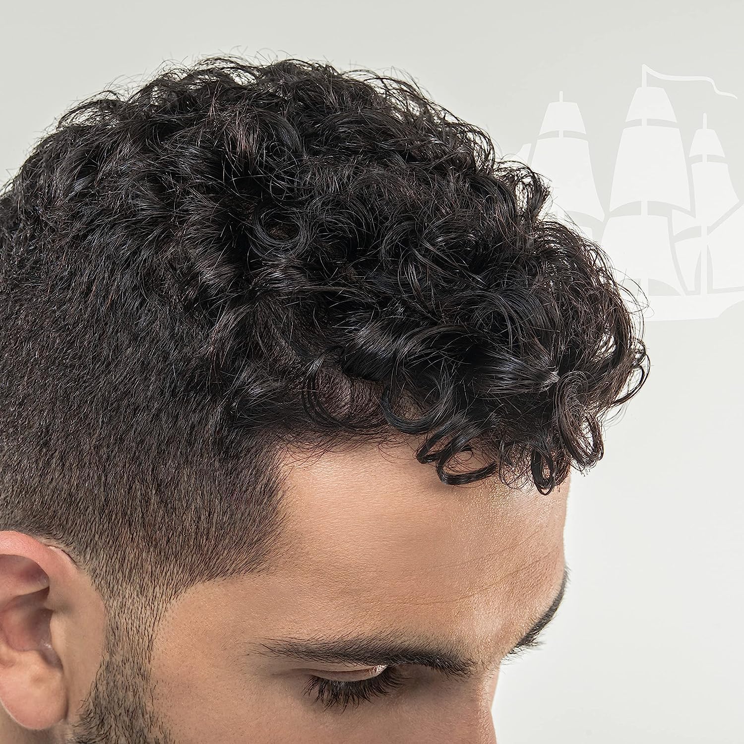 Old Spice acondicionador sin enjuague en botella ayuda a controlar el frizz.