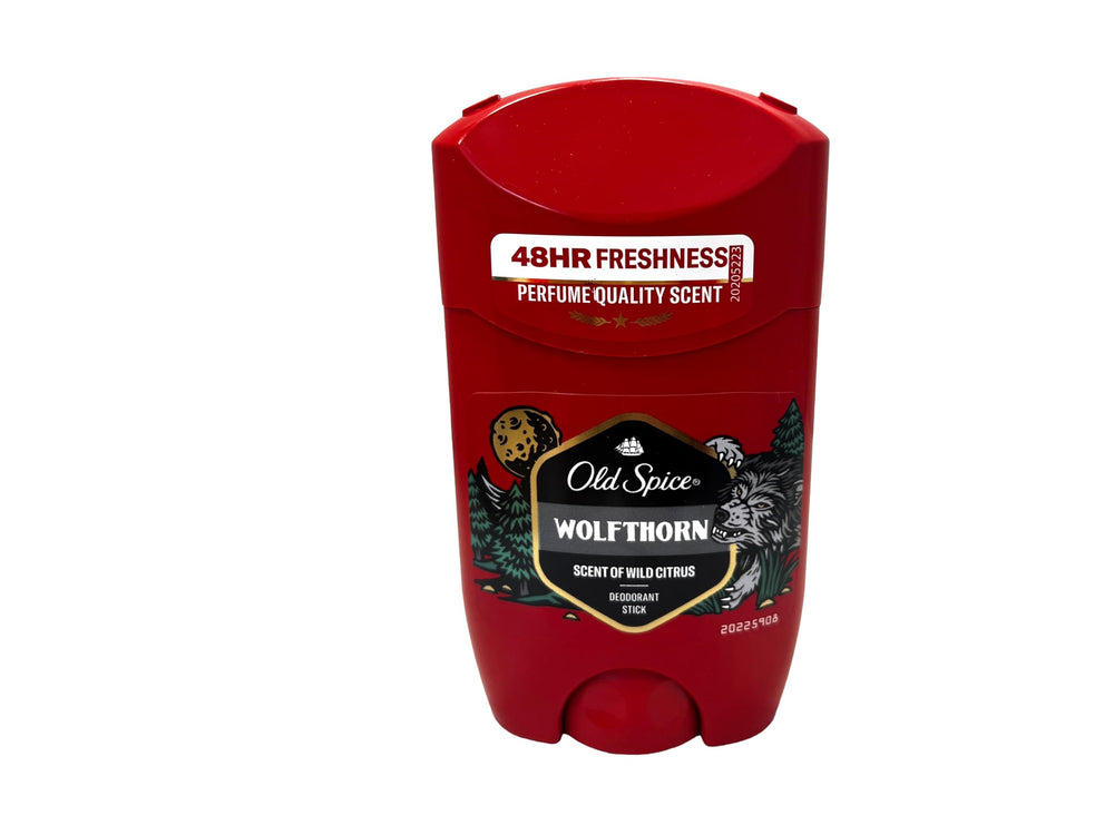 Aplicación del desodorante Wolfthorn Old Spice para uso diario, sensación suave y confiable.