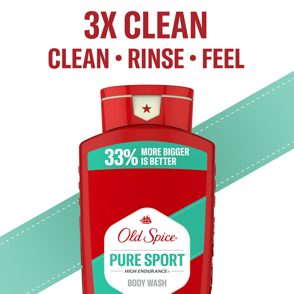 Hombre aplicando gel de ducha Old Spice durante la rutina matutina.