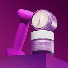 Aplicación suave de Ole Henriksen en rostro con movimientos ascendentes para absorción.