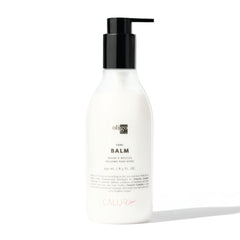 Texture légère Calura Curl Balm sur cheveux ondulés pour tenue flexible.