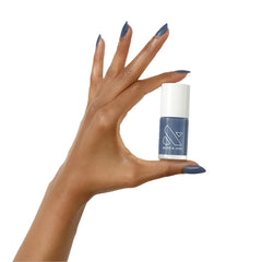 Esmalte Olive & June azul metalizado con acabado gel de larga duración.