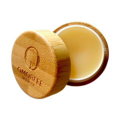 OMORFEE Balsamo Aclarador Labios, aplicador práctico para una hidratación rápida.
