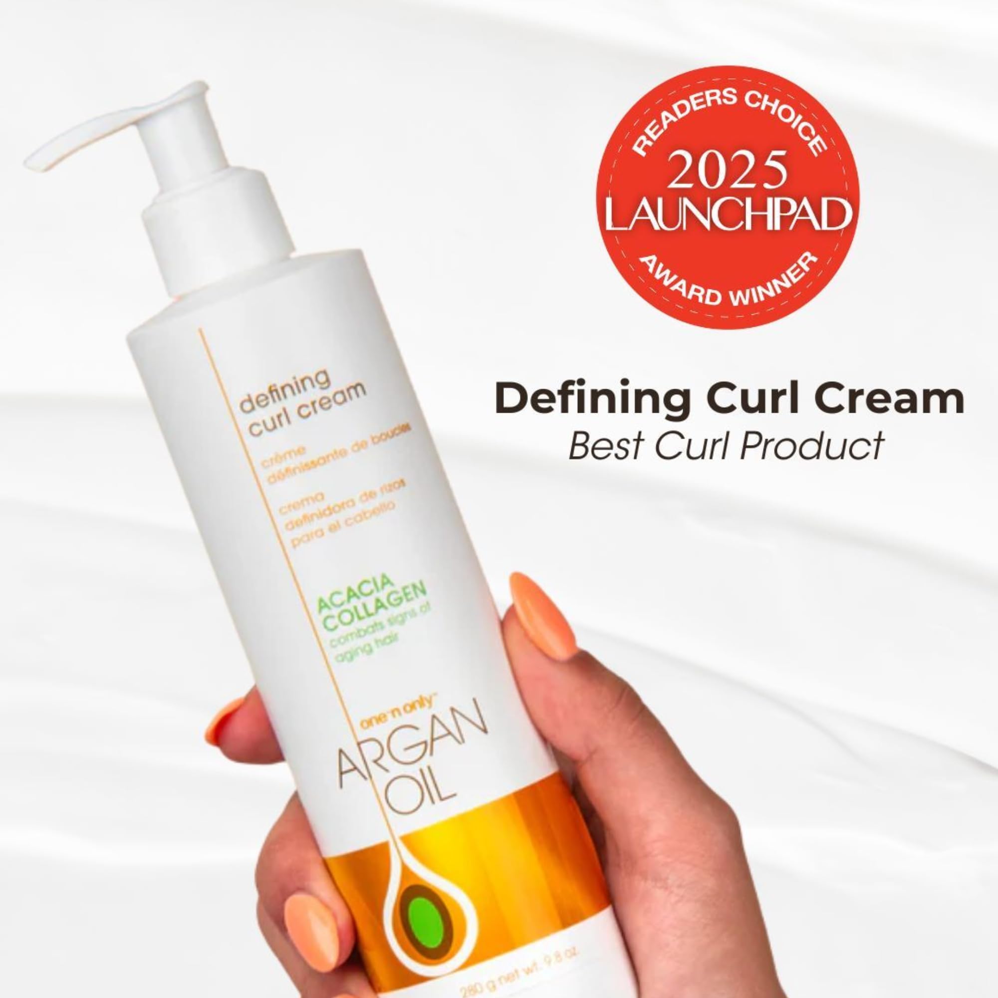 Aplicación de crema definidora para rizos con textura suave y control.