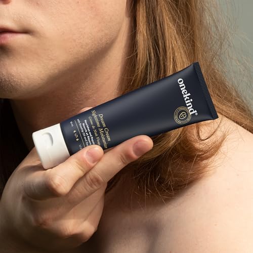 Aplicación nocturna de Onekind Dream Cream, rutina de cuidado.