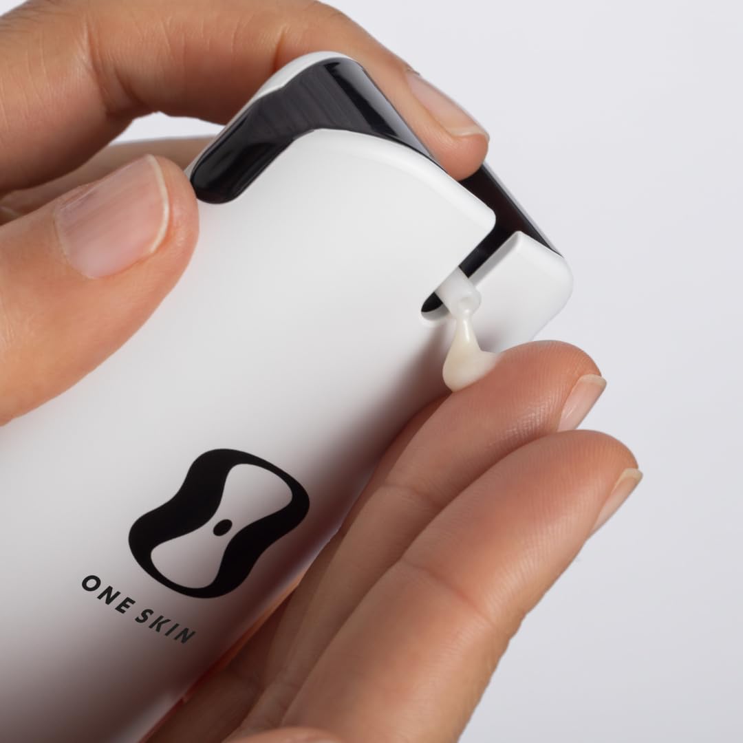 oneskin OS-01: enfoque en el uso diario en manos y rostro.