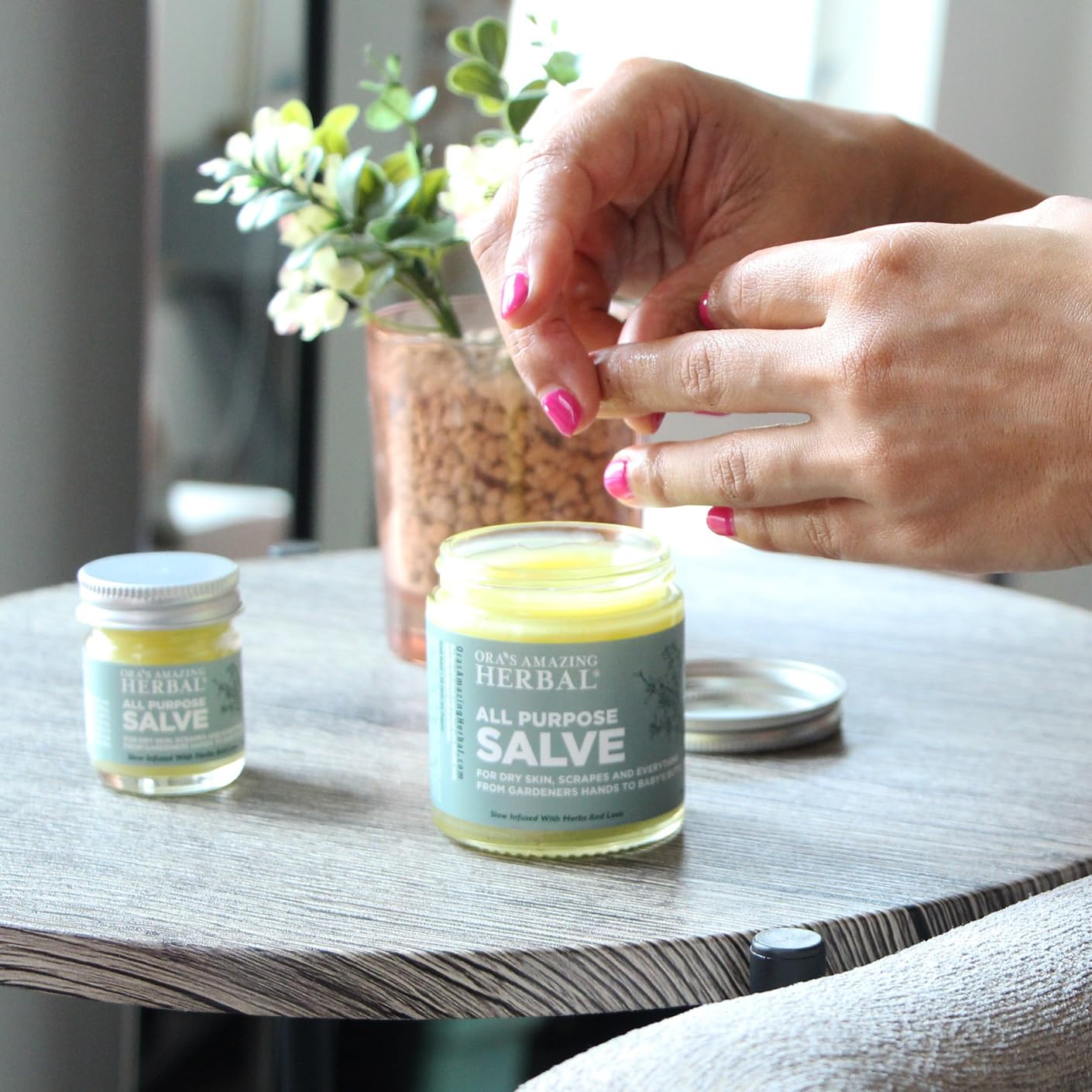 Application mains: texture riche et nourrissante du baume Ora's Amazing Herbal.