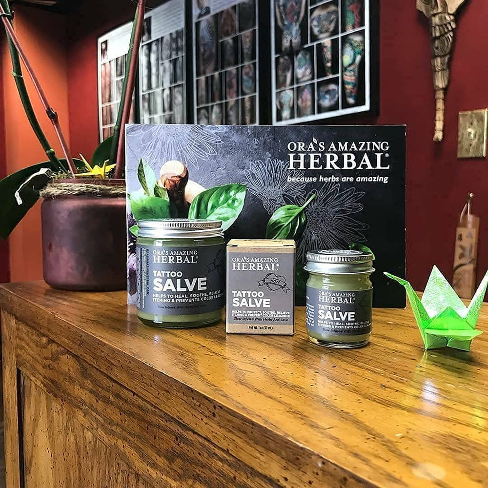 Aplicación diaria de Ora's Amazing Herbal Tattoo Salve para la piel tatuada.