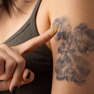 Cuidado de la piel con Ora's Amazing Herbal Tattoo Salve para la cicatrización.