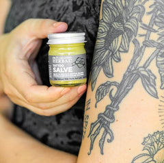Etiqueta de Ora's Amazing Herbal Tattoo Salve con ingredientes naturales.