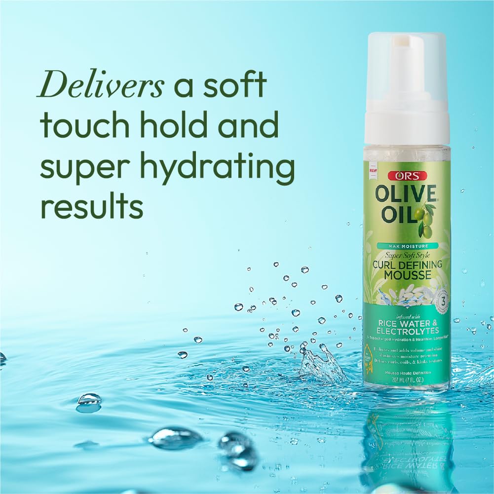 Aplicación suave para peinar y secar rizos con ORS Mousse.