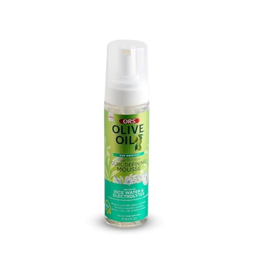 Brillo natural en rizos definidos gracias a la Mousse ORS con aceite de oliva.
