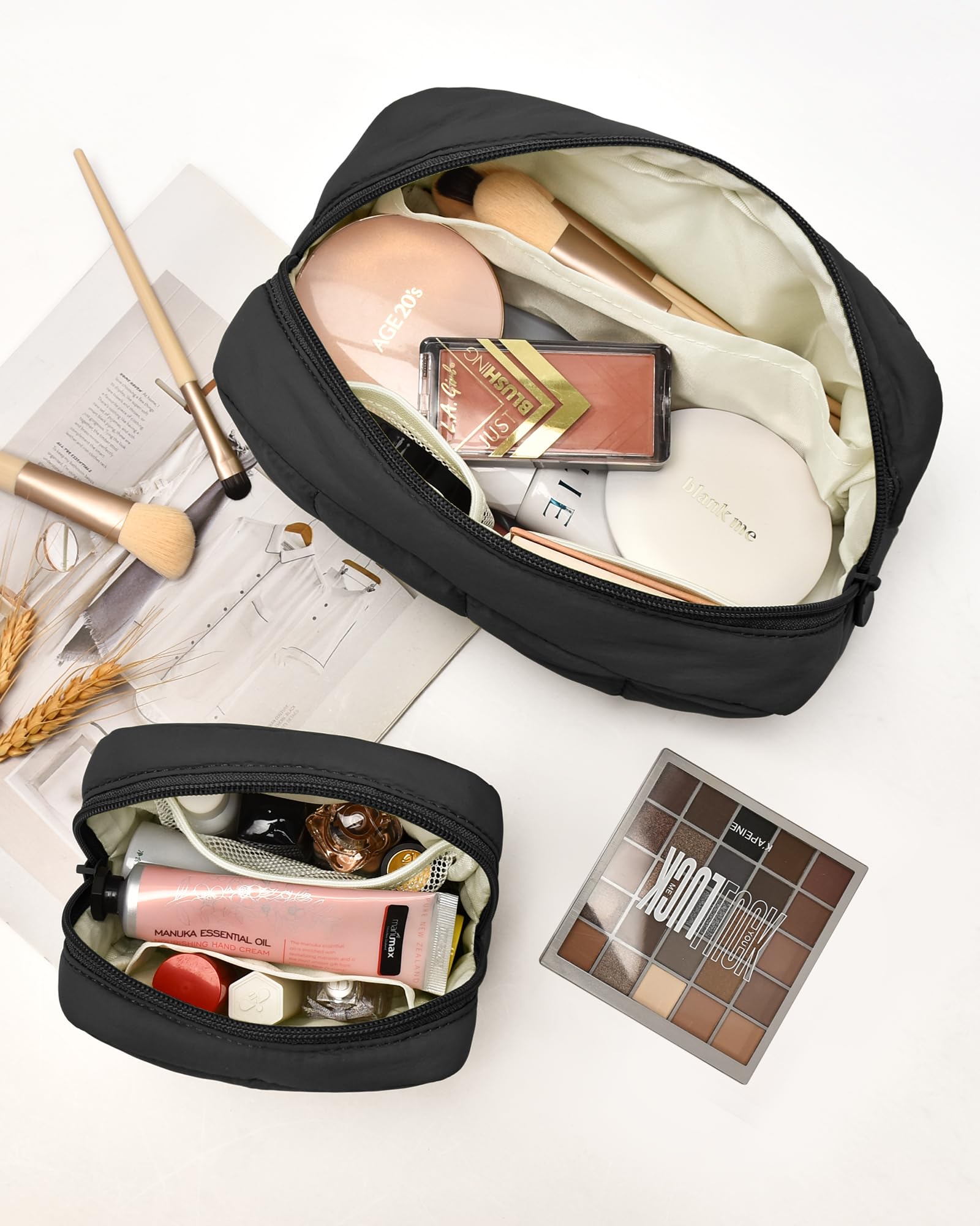 Oscaurt bolsa maquillaje con textura puffy y tela taslan resistente al agua.