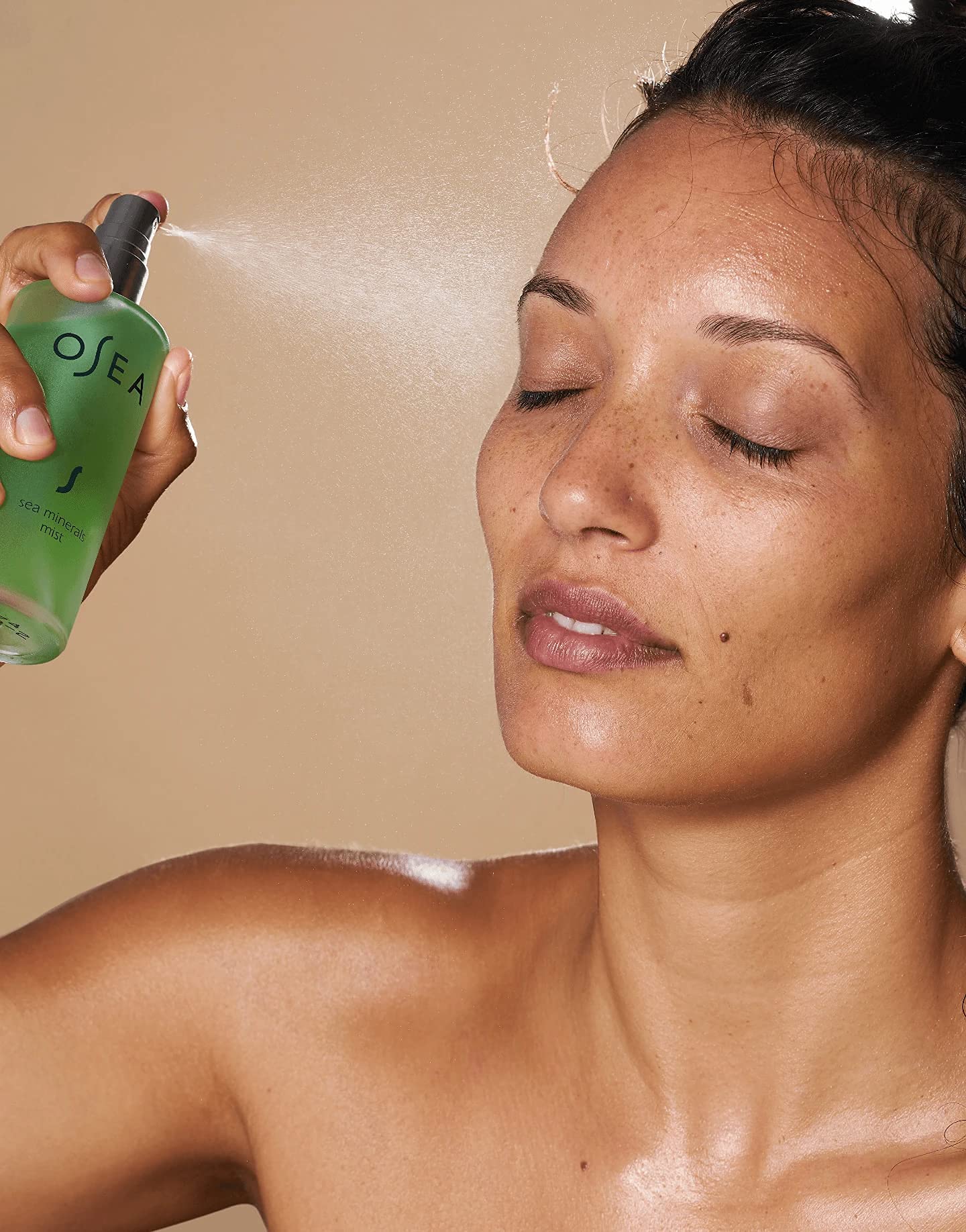 OSEA aplicación como prebase de maquillaje para un acabado fresco