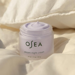 OSEA Crema Noche Ensueño: aplicación en cuello para hidratación uniforme.