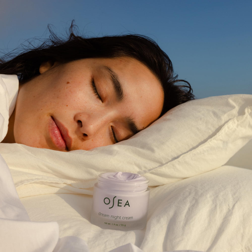 OSEA Crema Noche Ensueño: aroma a lavanda para relajación nocturna.