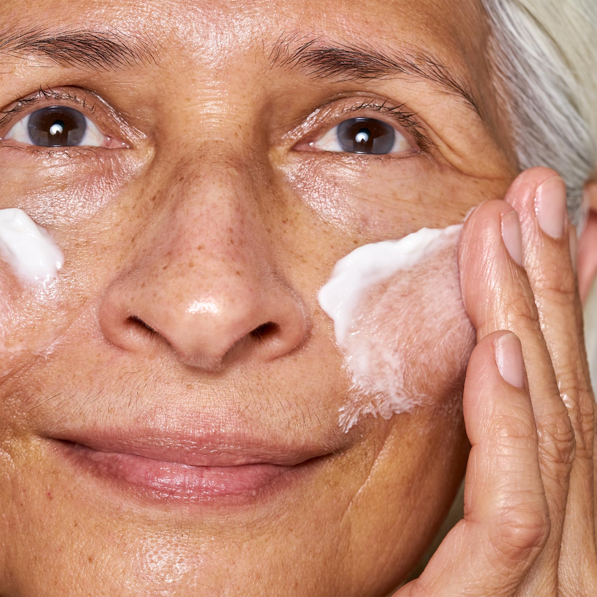 Crema OSEA en envase de 30 ml, perfecto para viaje.