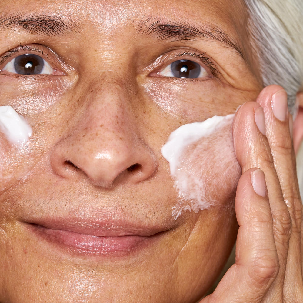 Crema OSEA en envase de 30 ml, perfecto para viaje.