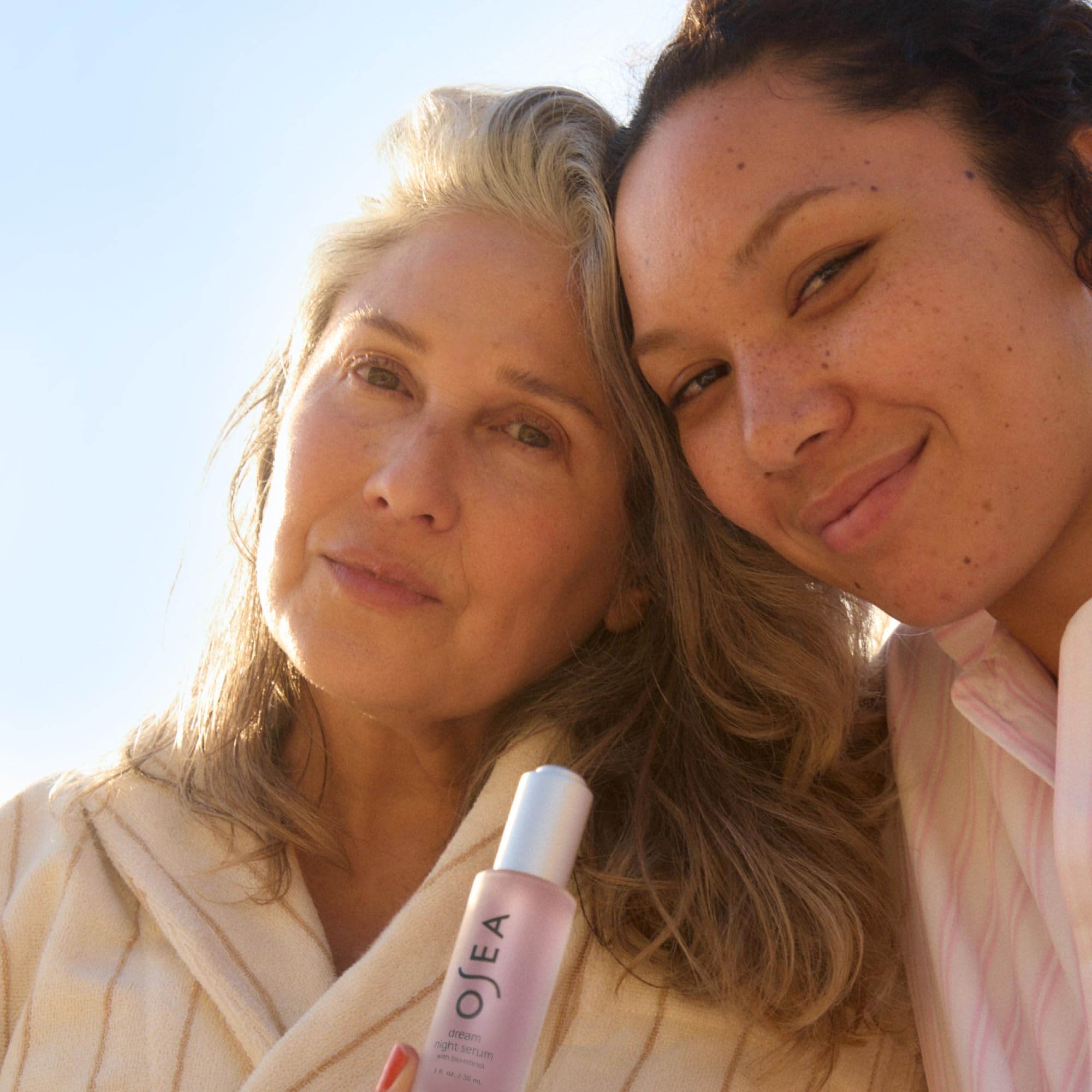 Textura cremosa y ligera de OSEA Dream Night Serum, se absorbe rápido para despertar la piel más suave.