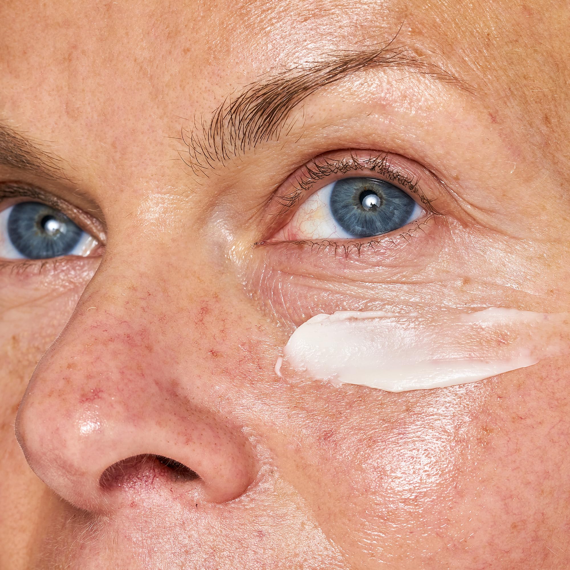 Crema para ojos OSEA Reparación Avanzada, envase de 0,6 onzas para uso práctico.
