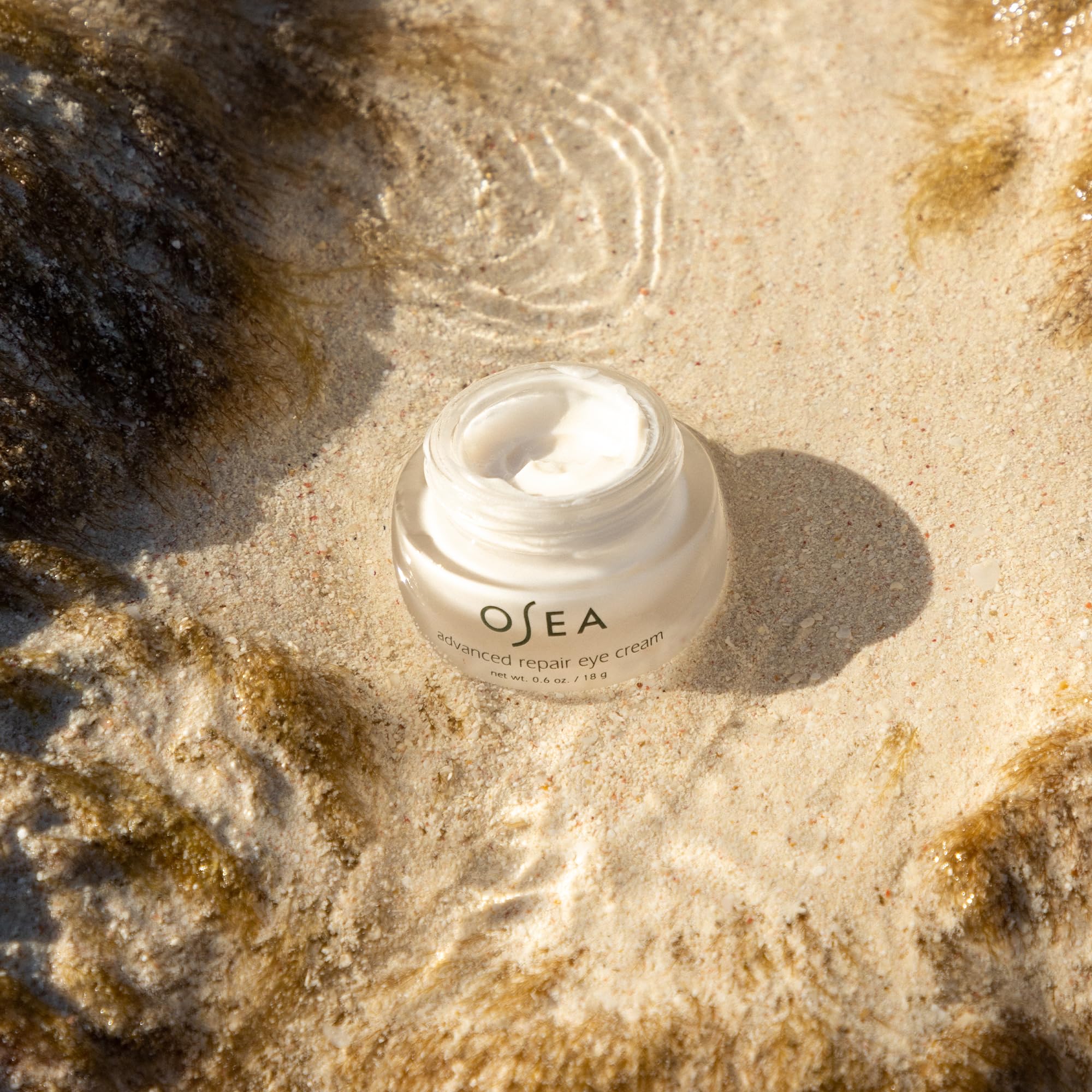 Crema para ojos OSEA Reparación Avanzada, beneficio potencial de hidratación durante la rutina.